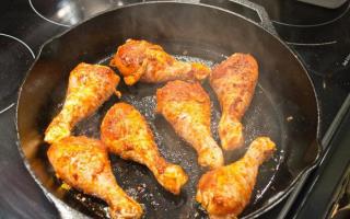Kyllingtrommestikker i ovnen: oppskrifter Stekte kyllingtrommestikker